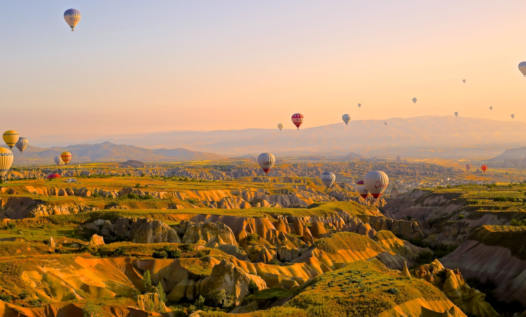 Fying hot air balloons scenery